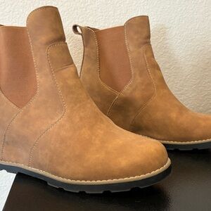 Universal Thread Tan Chelsea Boots